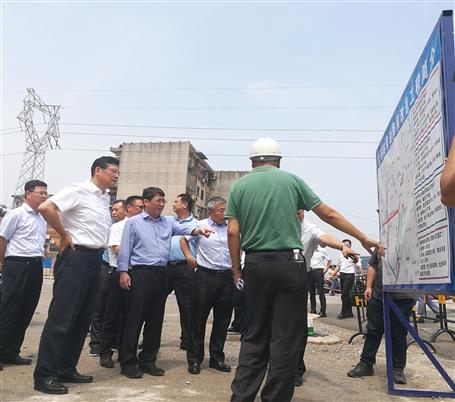 鄭俊康、吳煒到火車站周邊路網(wǎng)改造工程調(diào)研