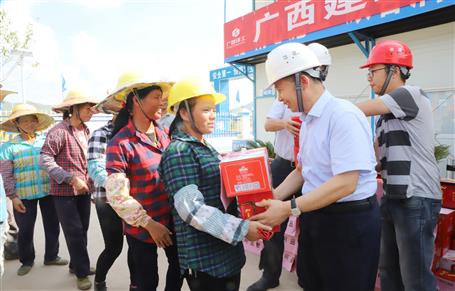 集團公司黨委委員、副總經理侯立林到公司施工一線送清涼