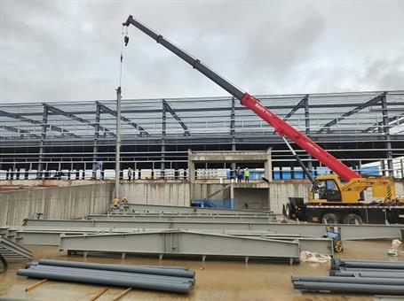 【奮戰(zhàn)三季度 打贏攻堅(jiān)戰(zhàn)】冶建第四分公司內(nèi)蒙古項(xiàng)目2#冷庫鋼結(jié)構(gòu)首吊成功！