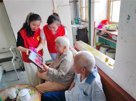 公司團(tuán)委聯(lián)合北雀社區(qū)開(kāi)展“留住時(shí)光 綻放微笑”公益拍照活動(dòng)